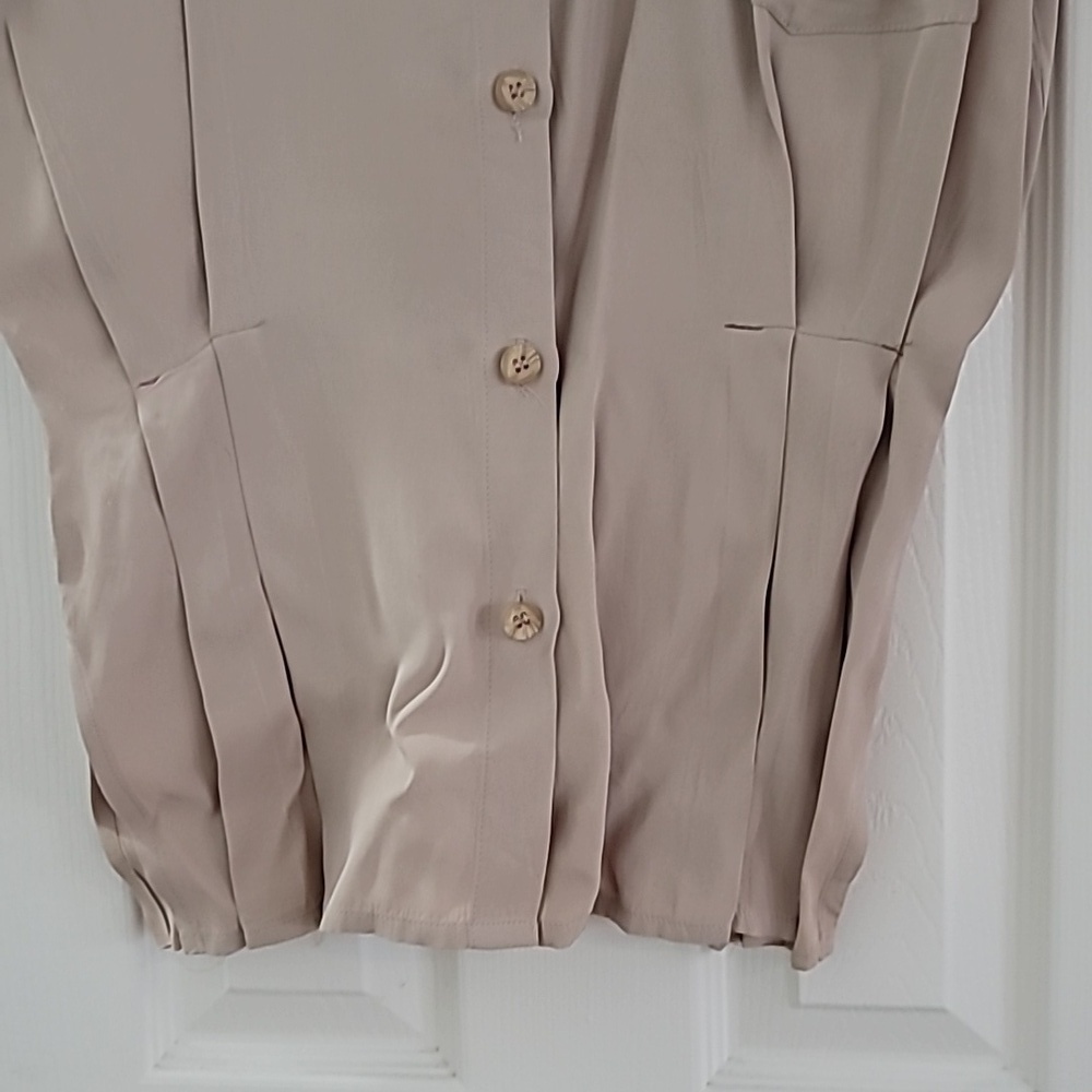 Vintage Ladies Beige Short Sleeve Button-Up Shirt With Crest Like Logo Sz Small - Picture 4 of 6